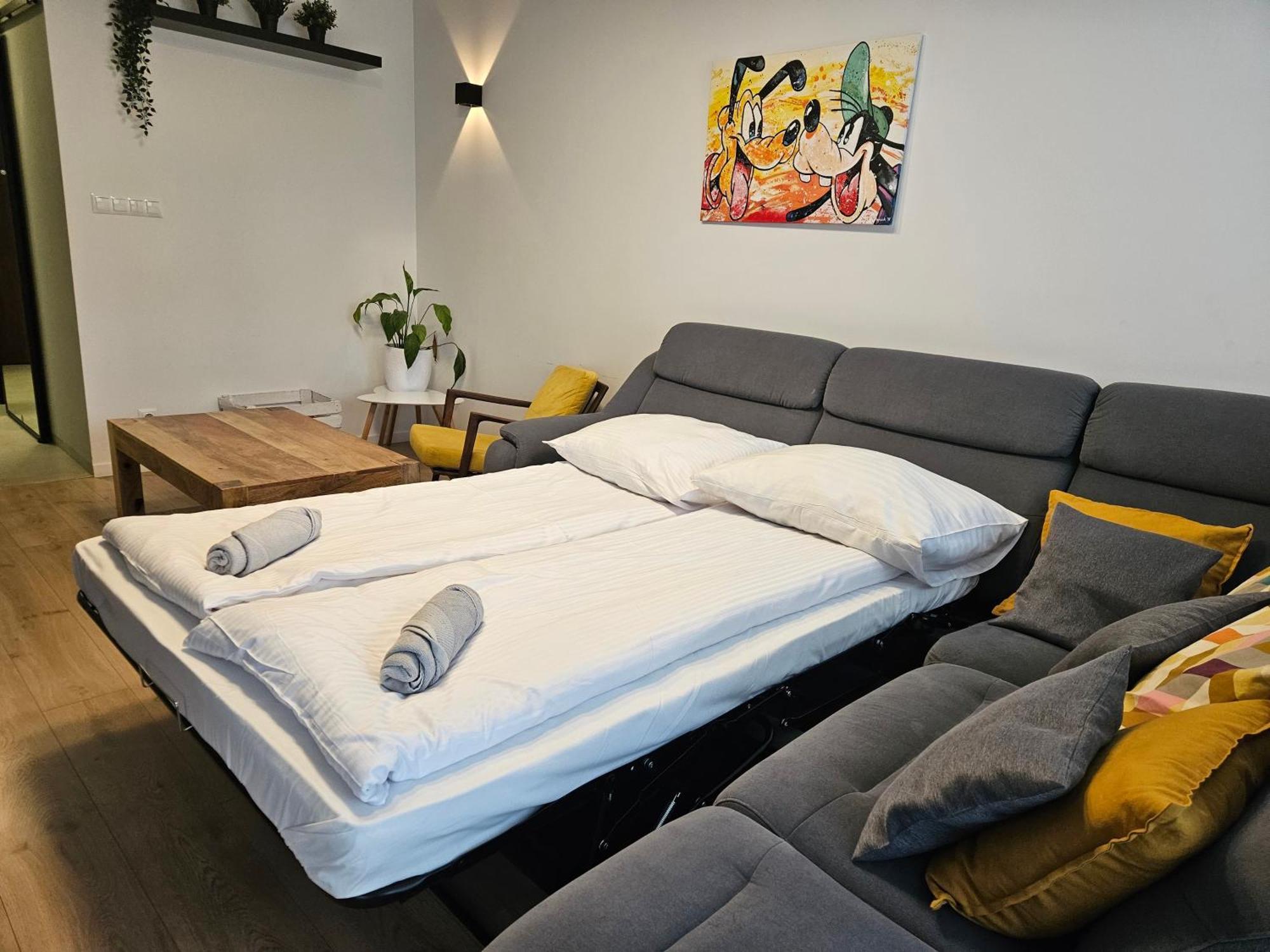 Apartment Six Dreams Spot *